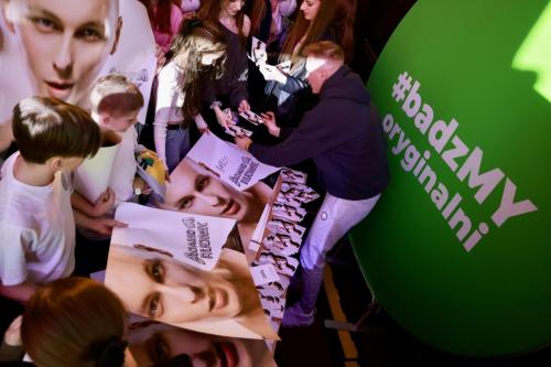 27.-Adamo-RUDNIK-rozdajacy-autografy